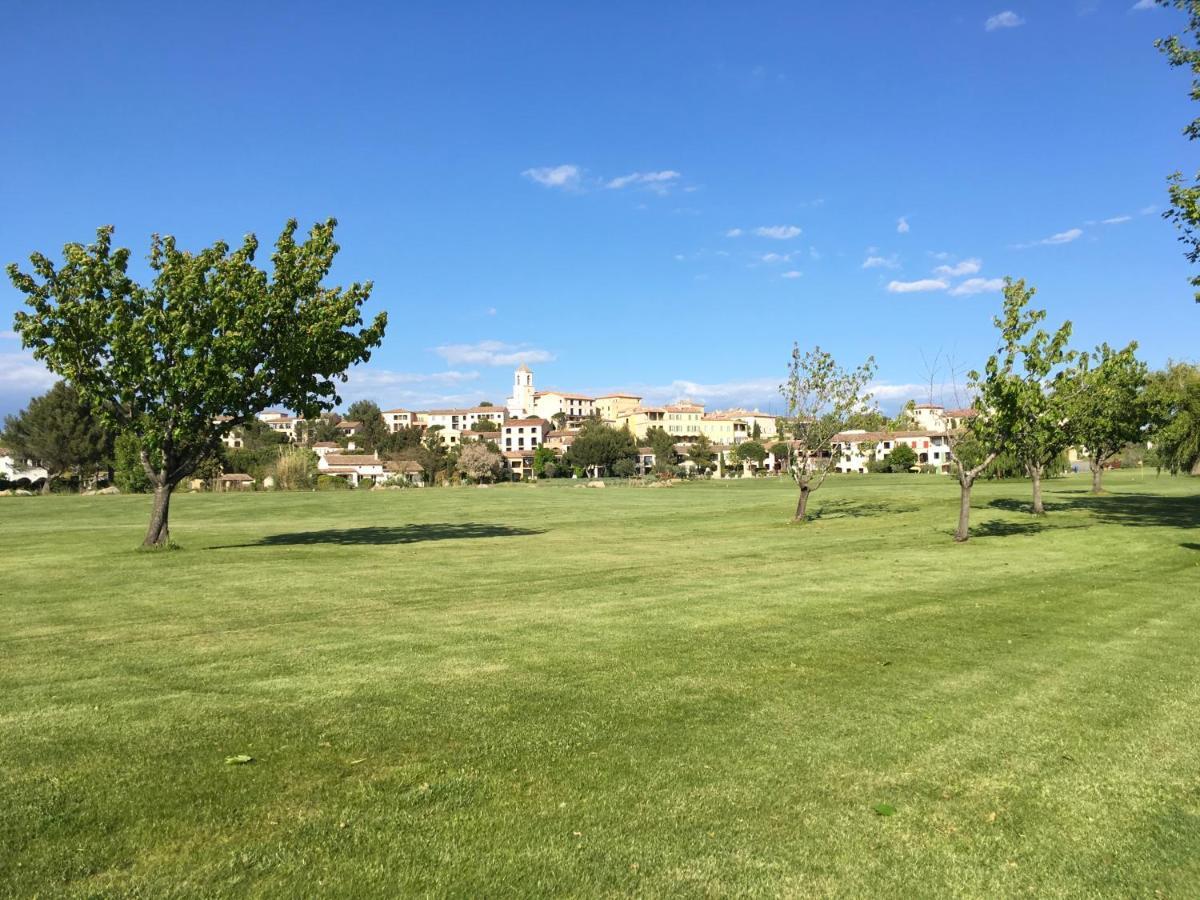 Sur Le Domaine Du Golf De Pont Royal