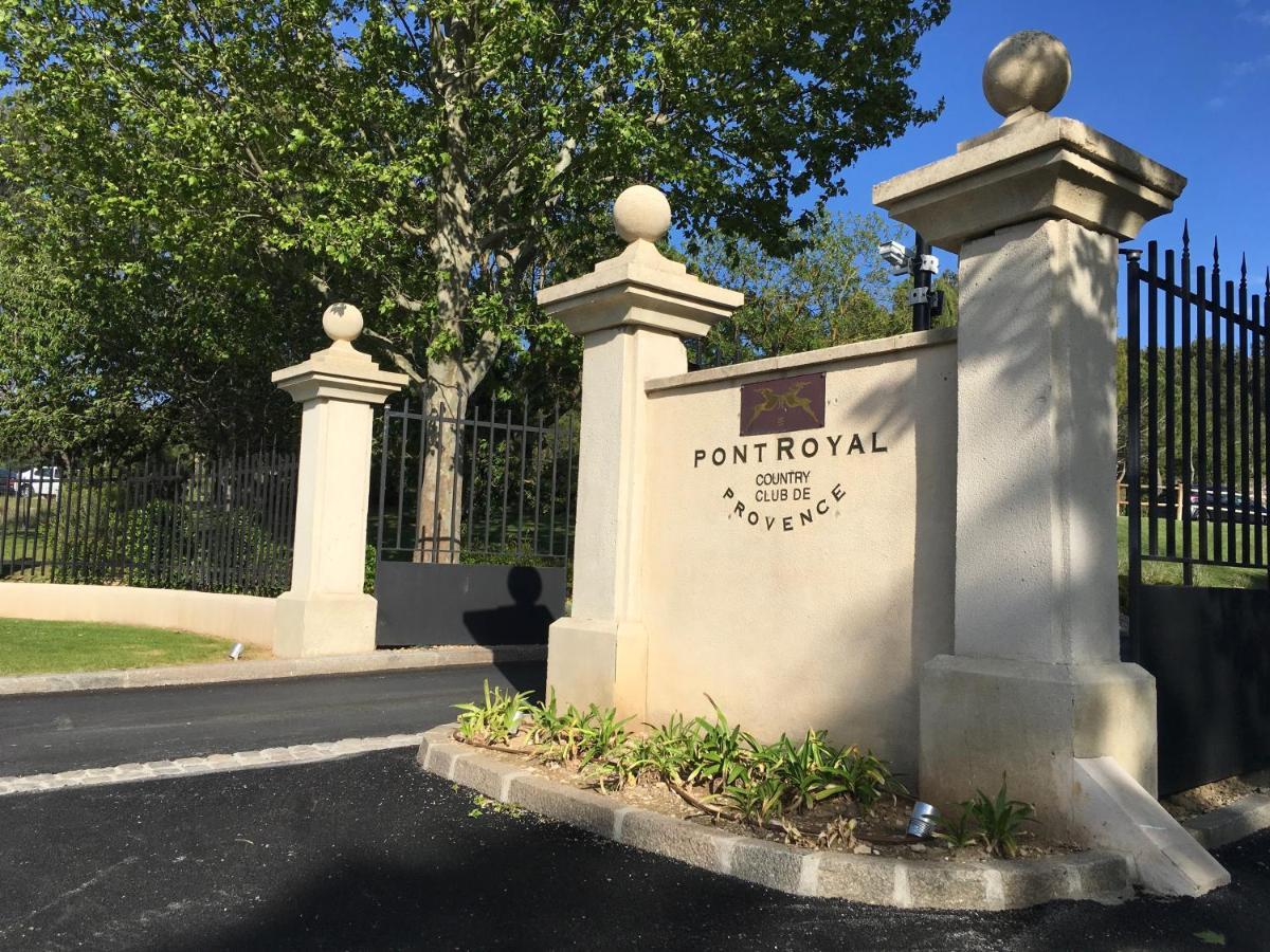 Sur Le Domaine Du Golf De Pont Royal